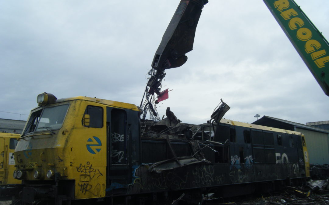 Desguace de locomotoras en fonteta de Sant LLuis.